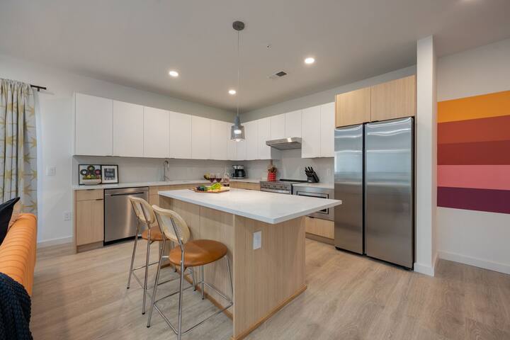 Hyve – Artpop – Walk to Broadway-Full Gym- Pool gallery image 3