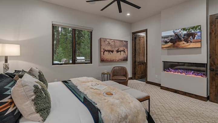 Soveværelse 4, nederste etage - King suite 2 på nederste etage med gaskamin