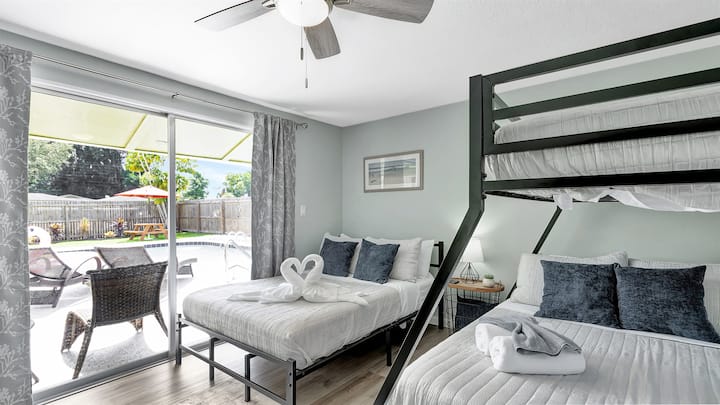 Avec une porte coulissante pratique, vous avez un accès direct au patio et à la piscine, où la détente et le plaisir vous attendent.