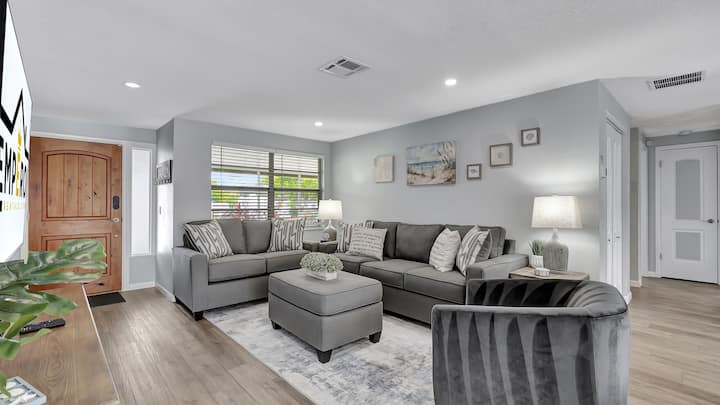 3br Oasis | Sleeps 11 | Heated Pool | Ping Pong! - Clearwater, FL
