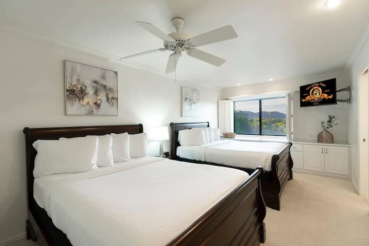 寝室4 - ダブルベッド2台、明るい自然光、HDTVを備えたスタイリッシュな寝室。