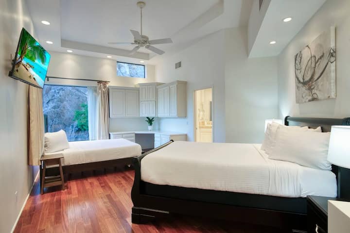 寝室 - クイーンサイズとダブルサイズのベッドを備えた広々とした寝室。