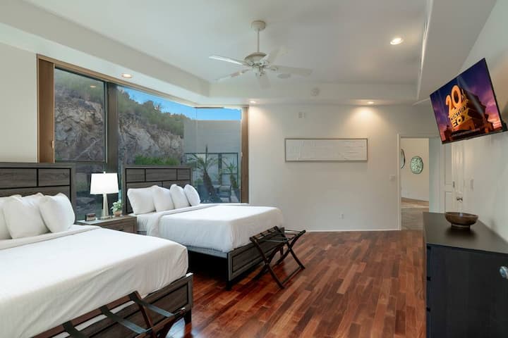 寝室3 - ダブルベッド2台とテレビがあり、グループや家族連れに最適です。