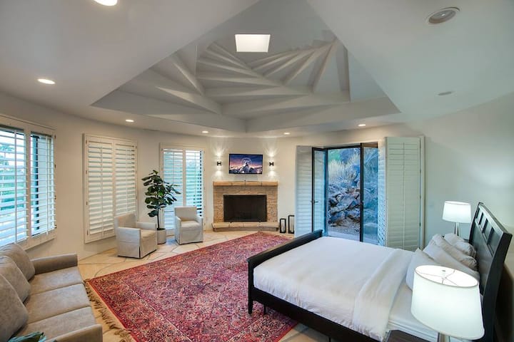 寝室1 - パノラマビューを楽しめる豪華なキングスイート。