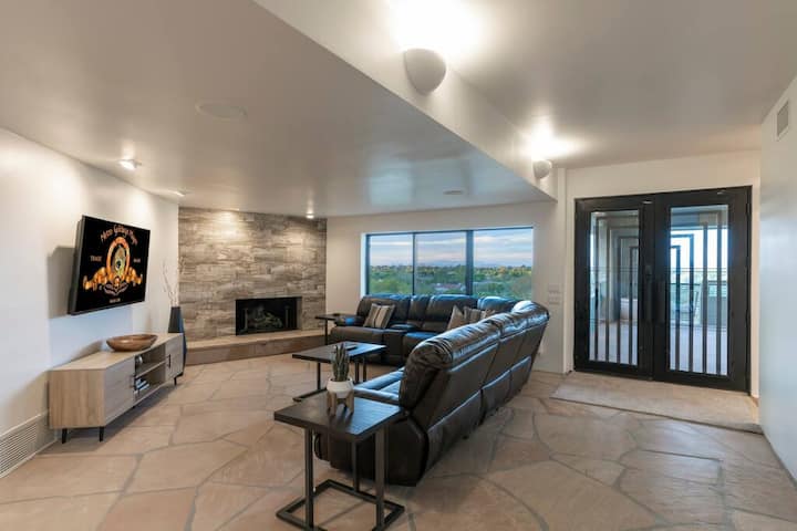 壁から壁まで渓谷の景色が見える明るいリビングルーム。