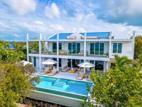 Luxury Beachfront Villa w/ Infinity Pool & Rooftop