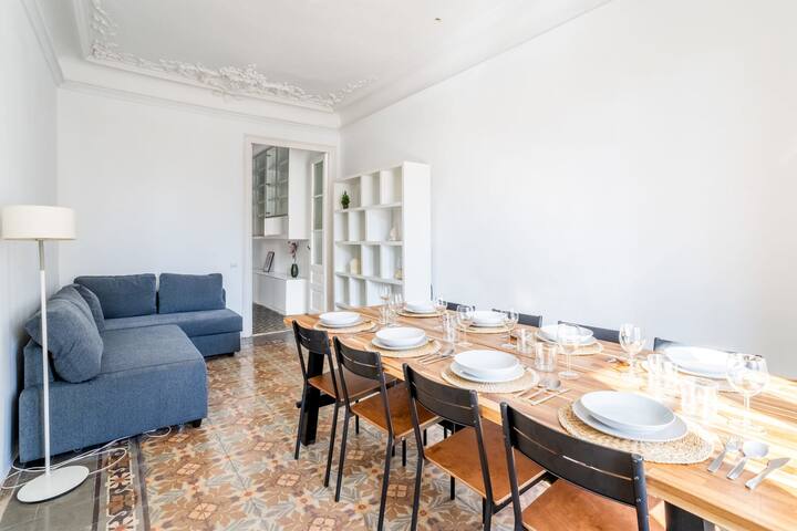 Gran Vía Historic Catalan 4BD for Families gallery image 5