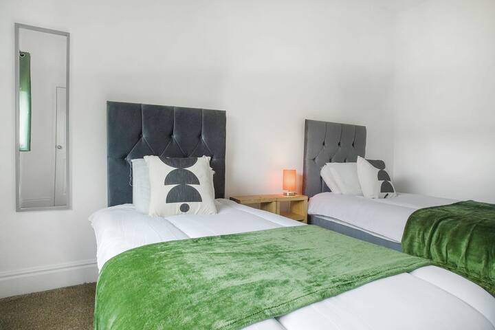 ห้องนอน 2 ให้ความยืดหยุ่นและความสะดวกสบายด้วยเตียงเดี่ยว 2 เตียงที่อบอุ่น