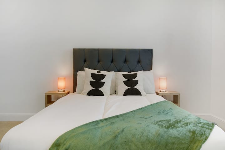 ห้องนอน 1 ให้ความยืดหยุ่นและความสะดวกสบายด้วยเตียงคู่ที่อบอุ่นทำให้มั่นใจได้ว่าจะได้พักผ่อนอย่างเต็มที่เพื่อการนอนหลับอย่างสงบ ห้องนอน 1 ยังได้รับประโยชน์จากห้องน้ำในตัว 