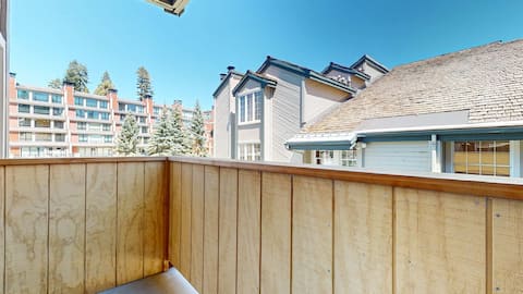 Walk to Mammoth Ski Lifts | Ski Storage | Sleeps 6