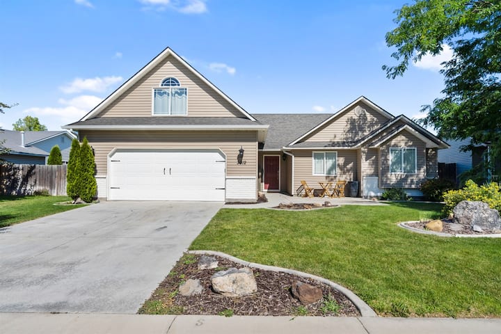 Nampa Bunkhouse Retreat | Sleeps 16 | Game Room | - Nampa, ID