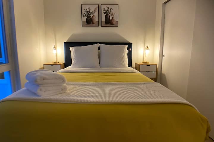 Një strehë çlodhëse ndërsa krevati ynë "queen" ofron rehati dhe qetësi të pakrahasueshme. 