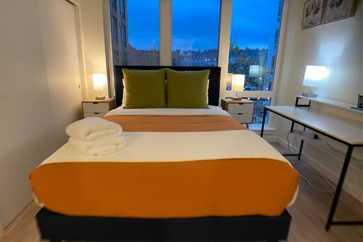 Queen En Suite është e rrethuar nga ambienti elegant dhe një tavolinë zyre 