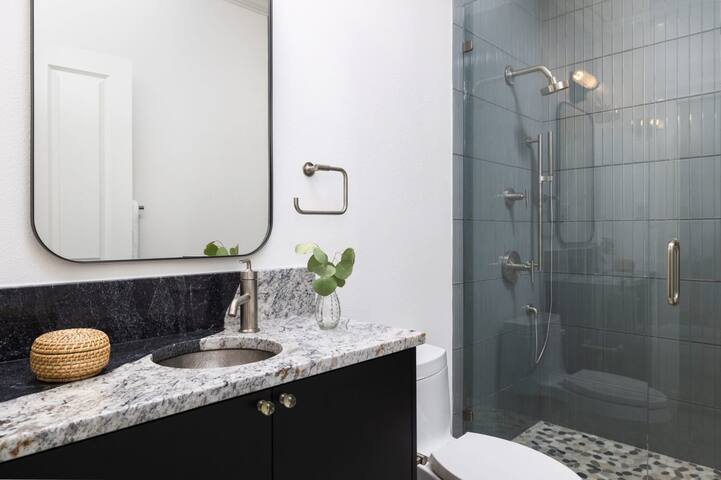 Pool, King Beds, Gym – The Victoria – Portoro gallery image 5