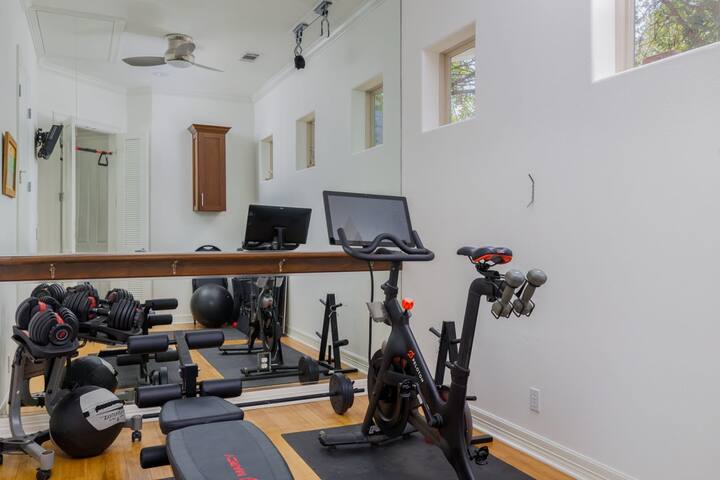 Pool, King Beds, Gym – The Victoria – Portoro gallery image 4