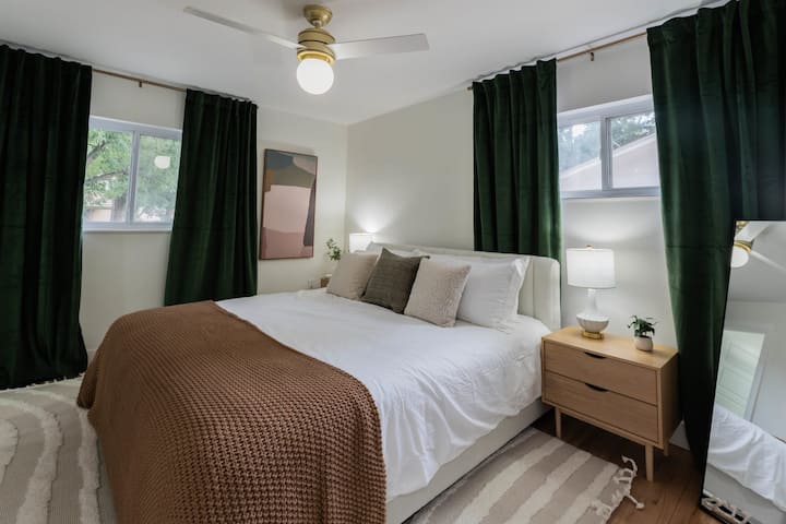 La chambre principale dispose d&#x27;un lit king size.