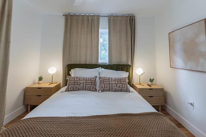 La seconde chambre est  une chambre Queen cosy avec placard également.