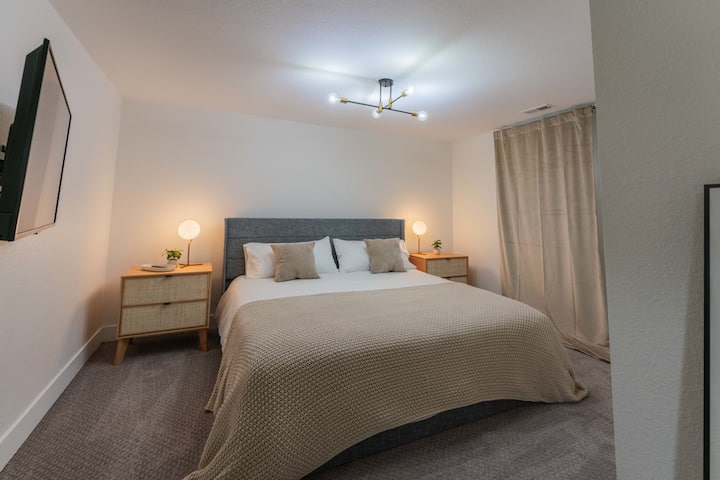 Cette chambre King dispose de sa propre télévision Amazon Fire et d&#x27;un placard.