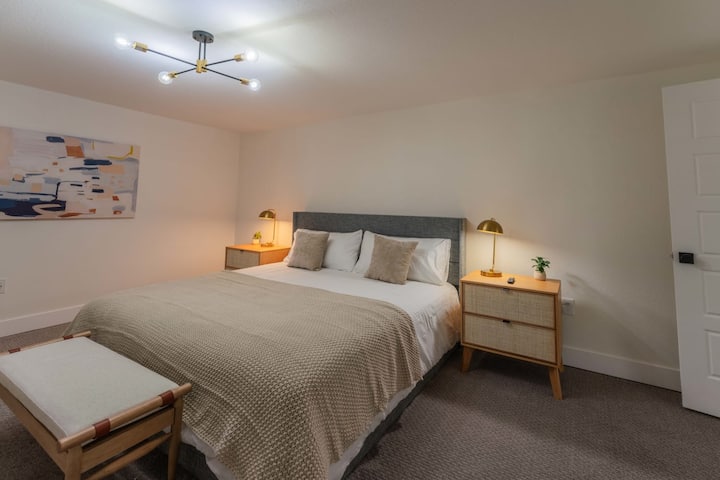 Les deux chambres au sous-sol disposent de lits King Size confortables et d&#x27;une télévision Amazon Fire.