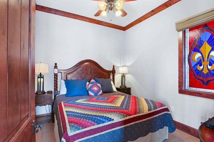 Arc De Texas - Lafayette Suite - On 2001 - Johnson City, TX