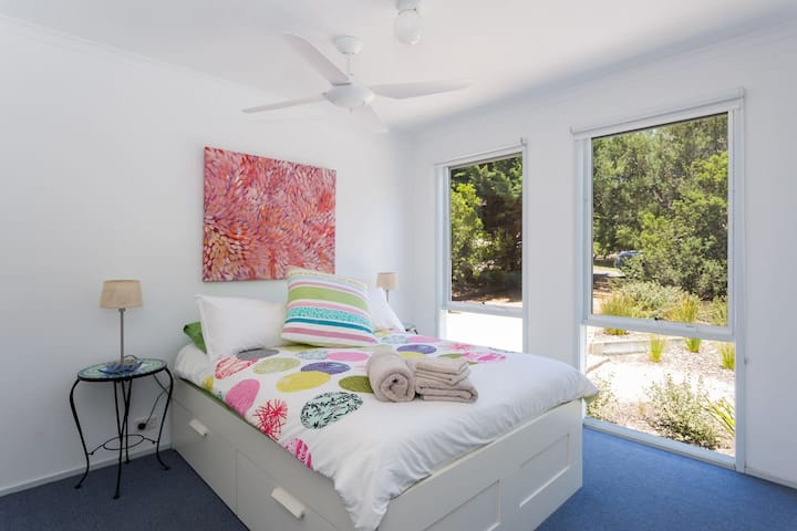 第二间卧室拥有绿树成荫的景观，最适合依偎在双人床上。 吊扇让温度保持舒适。 