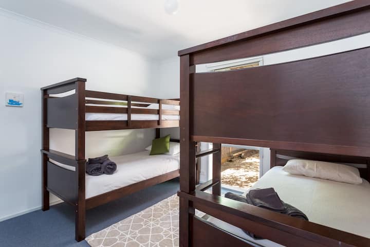 第三间卧室可容纳四名成人或儿童双层床。 