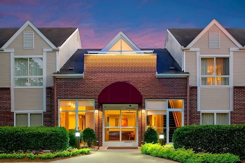 Relax in Nashville! Free Breakfast, Outdoor Pool!
