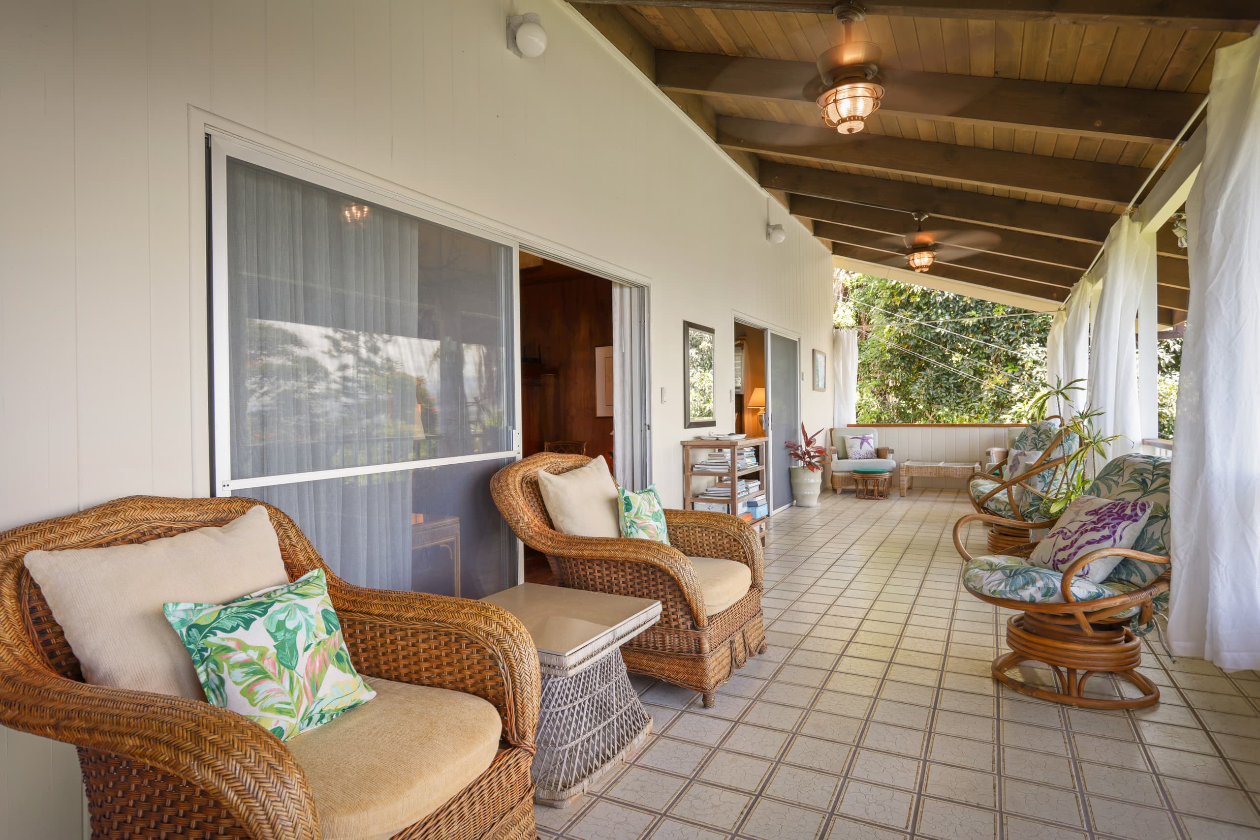 Home in Captain Cook · ★5.0 · 3 bedrooms · 4 beds · 2.5 baths - Photo 6