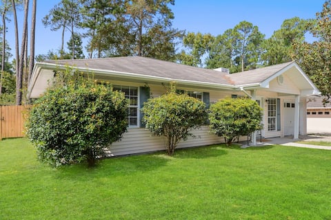 Cozy Diamondhead cottage w/ yard