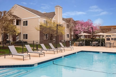 Explore Nashville! Outdoor Pool, Free Breakfast!