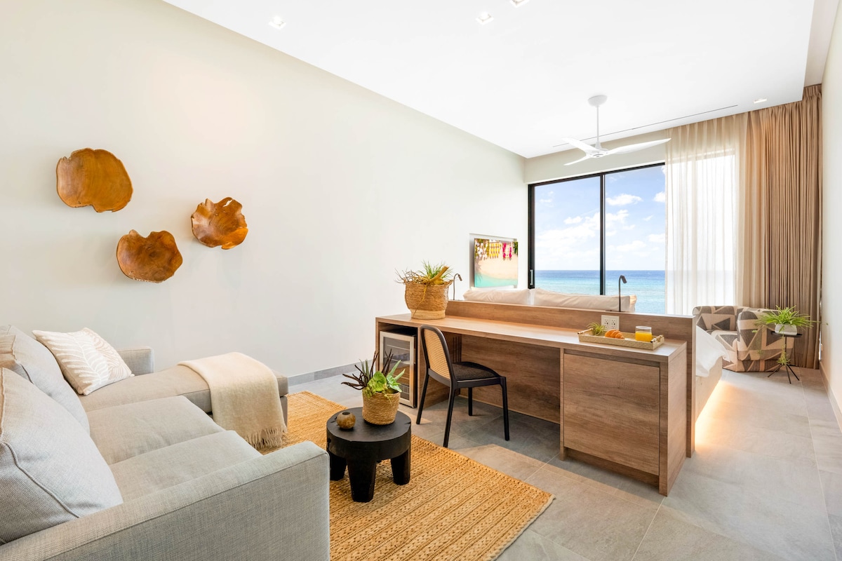 Suite 3 con cuentas tamaño king, vistas al mar, televisión, escritorio + silla con centro de bebidas. 