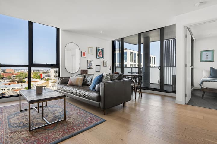 Stylish Mid Century Apt W/ Views - Ivanhoe