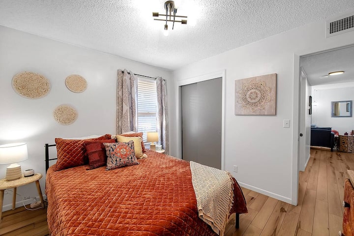 Spálňa s manželskou posteľou Queen a inteligentnou TV