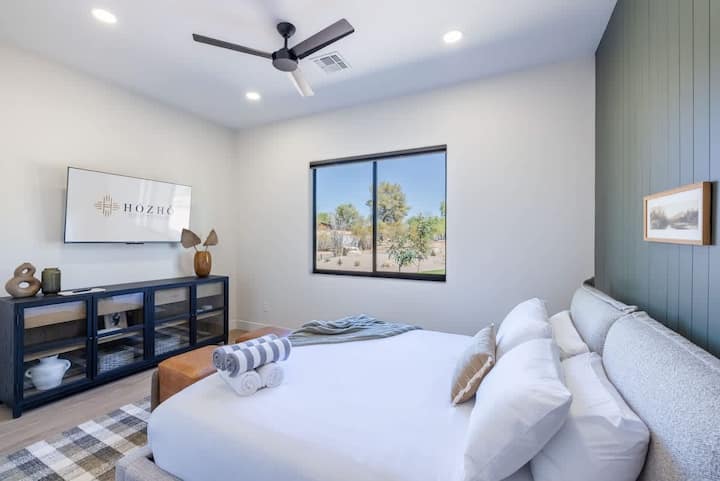 საძინებელი 5 (საწოლი 193×203 სმ, საკუთარი სააბაზანო) — კიდევ ერთი მყუდრო საძინებელი, სადაც მშვიდად დაისვენებთ დატვირთული დღის შემდეგ.