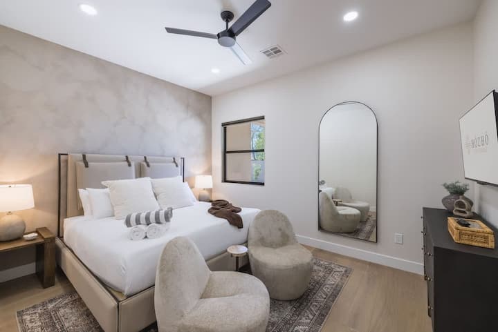 საძინებელი 4 (საწოლი 183×213 სმ) და სააბაზანო — მყუდრო თეთრეულითა და დახვეწილი დიზაინით გაფორმებული მშვიდი სტუმრის ოთახი.