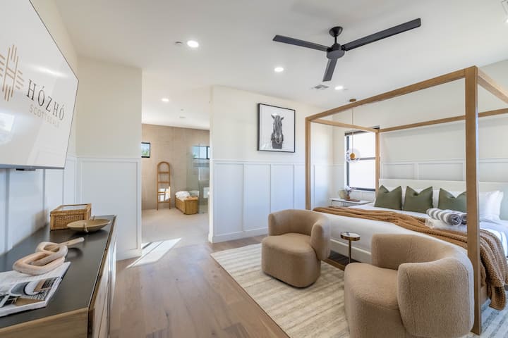 Ძირითადი მთავარი საძინებელი - ნათელი საძინებელი კომფორტული დასაჯდომით და მაღალი კლასის დეკორით.