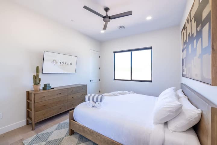 საძინებელი 3 (საწოლი 193×203 სმ) და საკუთარი სააბაზანო — საძინებელი რბილი თეთრეულითა და გარეთ მშვიდი ხედებით.