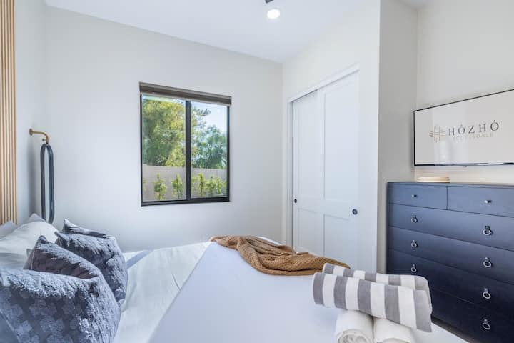 საძინებელი 7 (საწოლი 193×203 სმ) — ელეგანტური დეკორითა და ბუნებრივი სინათლის სიჭარბით.