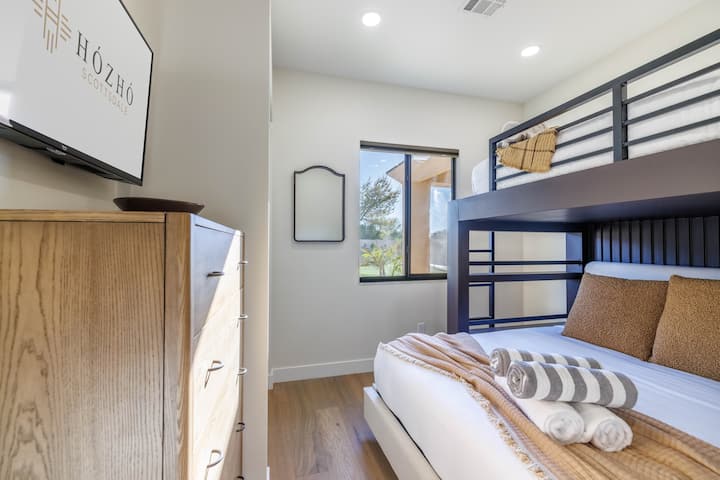 Საძინებელი 6 - ორსართულიანი ოთახი იდეალურია ბავშვებისთვის ან დამატებითი სტუმრებისთვის მყუდრო თეთრეულით.