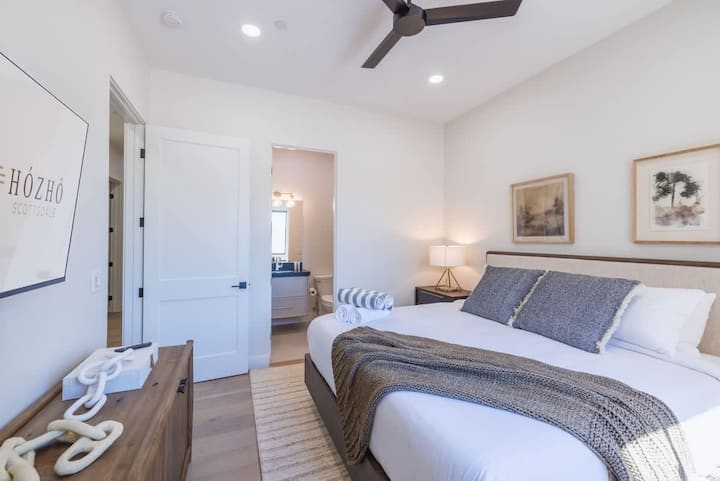 საძინებელი 2 (საწოლი 193×203 სმ) — მყუდრო საძინებელი, რომელიც გამოირჩევა ელეგანტური ავეჯითა და დამამშვიდებელი ატმოსფეროთი.