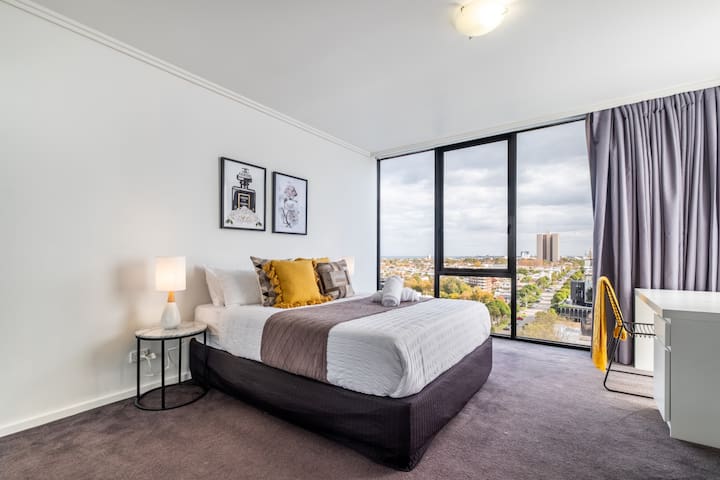 Parking, Gym, Pool, Near Albert Park & S. Melb Mkt gallery image 2