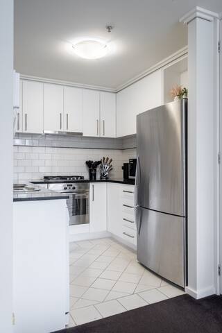 Parking, Gym, Pool, Near Albert Park & S. Melb Mkt gallery image 4