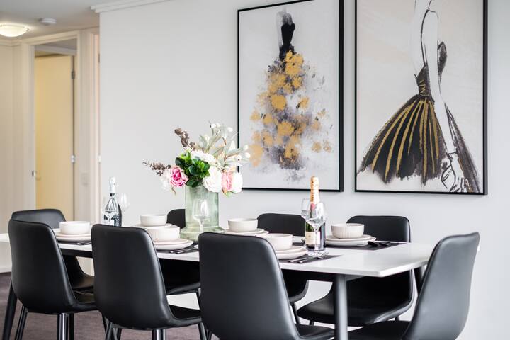 Parking, Gym, Pool, Near Albert Park & S. Melb Mkt gallery image 3