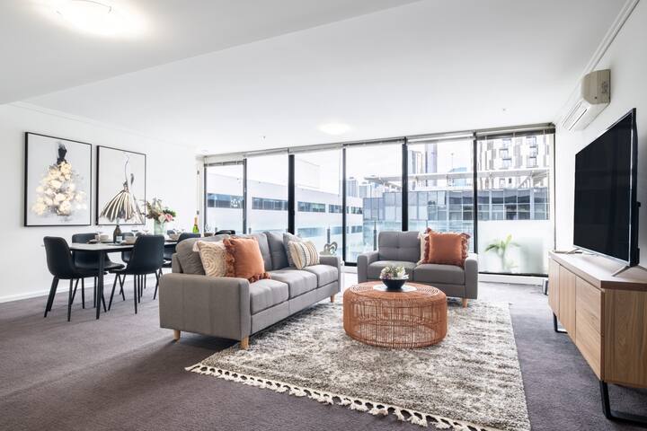 Parking, Gym, Pool, Near Albert Park & S. Melb Mkt