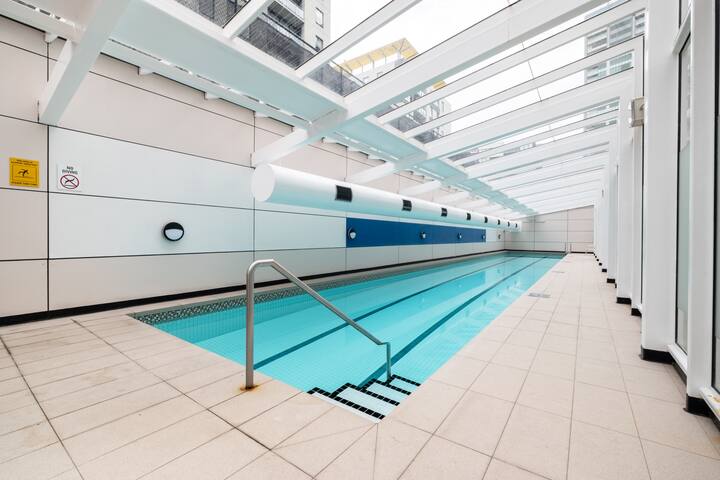 Parking, Gym, Pool, Near Albert Park & S. Melb Mkt gallery image 5