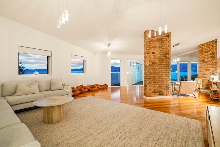 "House On The Hillside" With City Views Sleeps 12. - 荷伯特