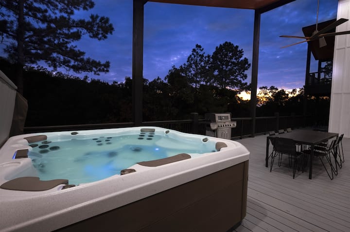 Luxury Escape | Hot Tub, Deck Views & Pool Table - Oklahoma