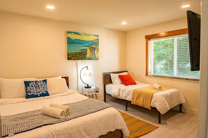 يُظهر هذا المنظر الجانبي لغرفة النوم 2 التصميم الواسع والديكور المدروس، مما يضمن نومًا مريحًا في الليل.