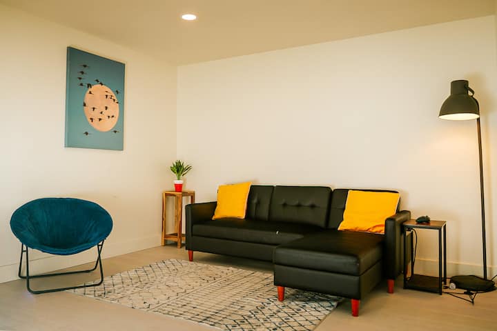 غرفة إضافية/غرفة وسائط مع أريكة نوم مقسمة وباب للحظيرة.