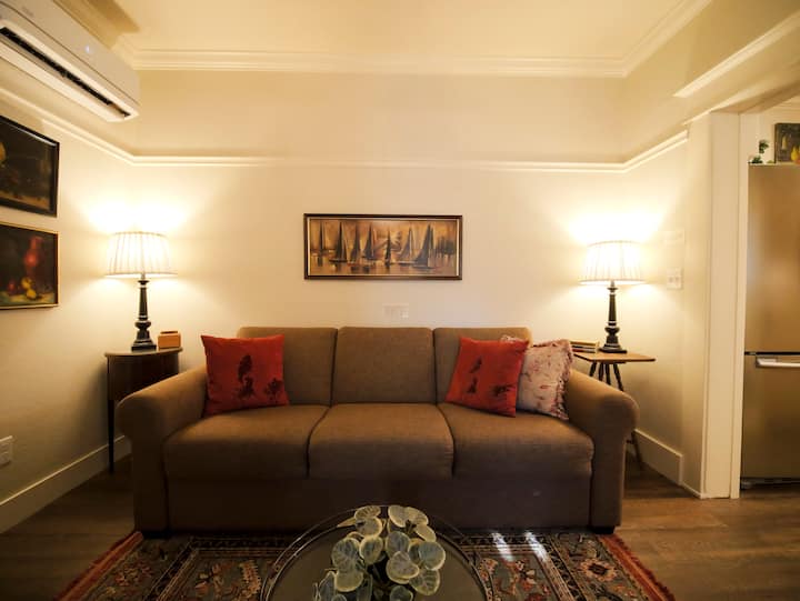 Útulný obývací priestor s premyslenými detailmi a príjemným interiérom.